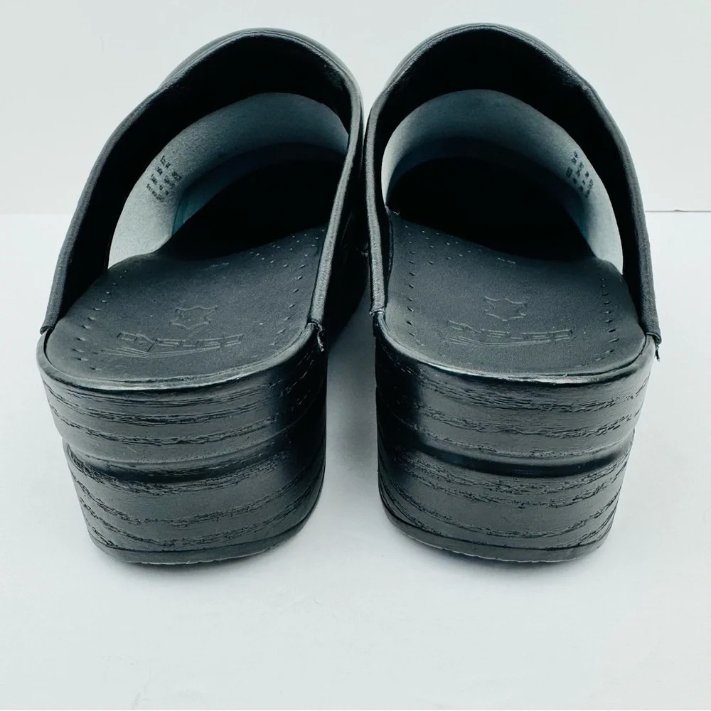 Dansko NWOT Traditional clogs open-back mules. Support and comfort shoe. Size 44
